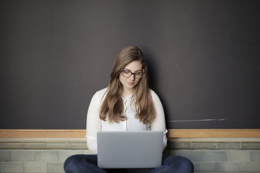 student using a laptop for online learning